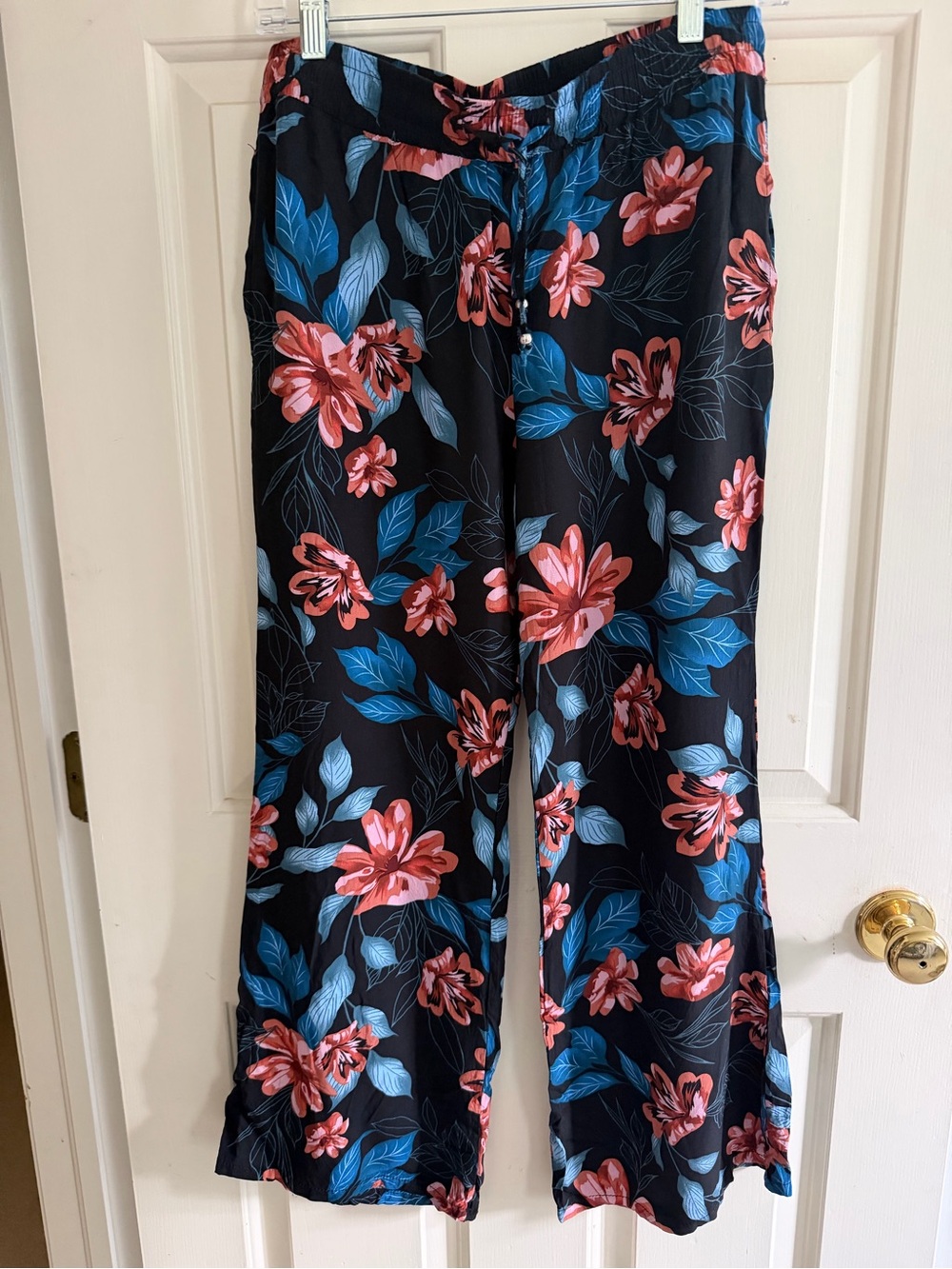 raya sun Black Floral Wide-Leg Ankle Pants with Coral & Blue Print
